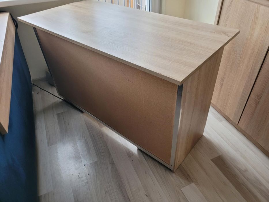 Biurko z tablicą korkową