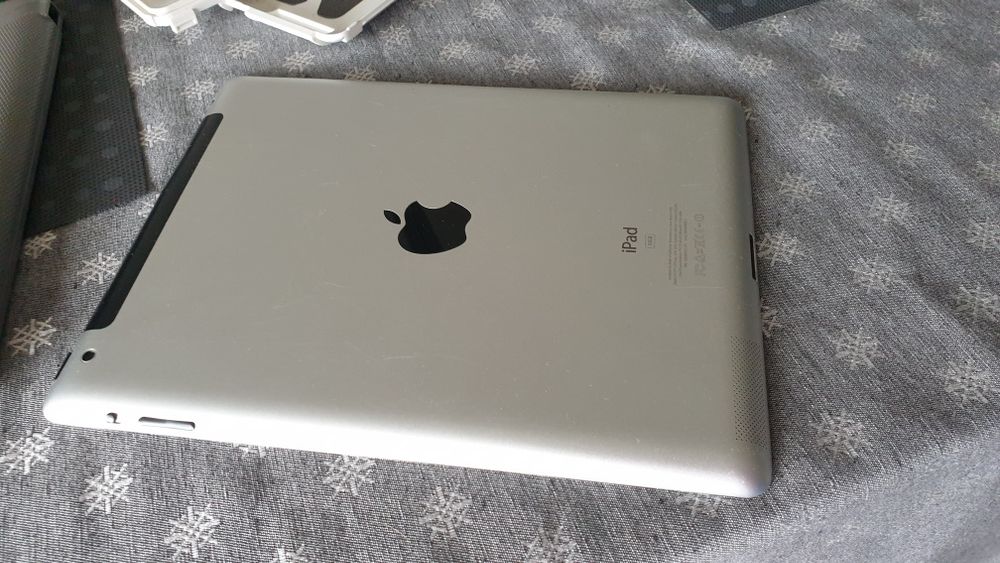 Ipod z etui OterBox i skórzaną nakładką na ekran