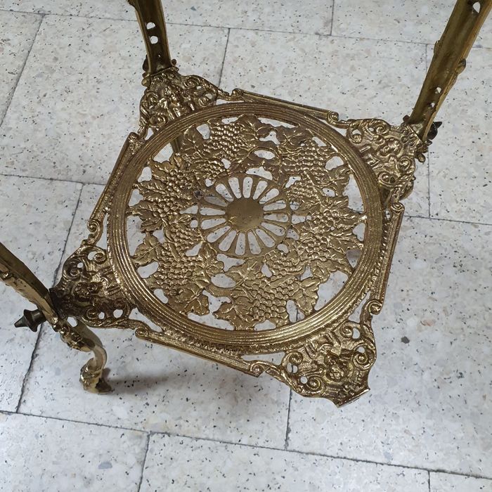 Kwietnik mosiężny stojący na trzech nogach