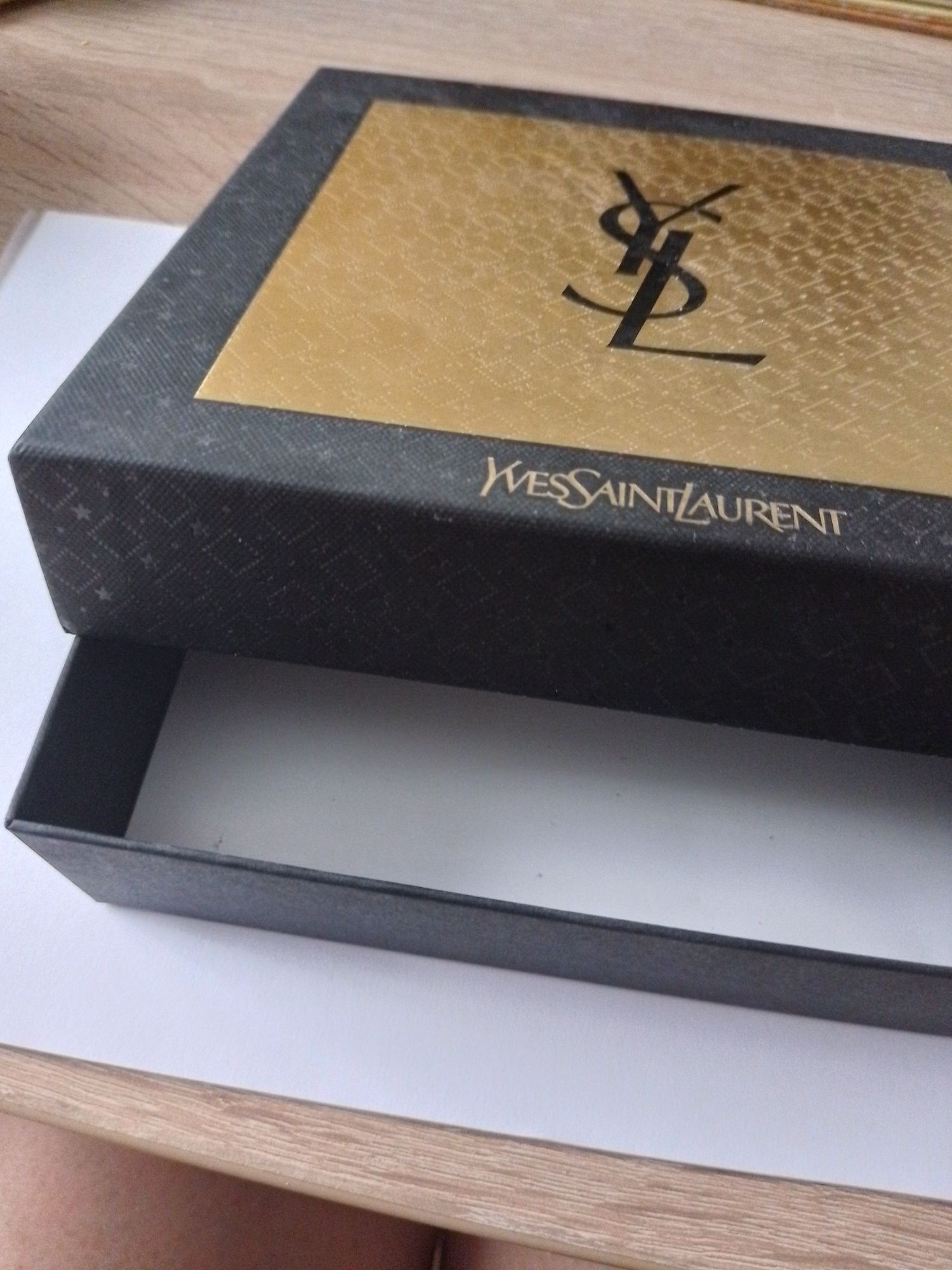 Pudełko Yves Saint Laurent