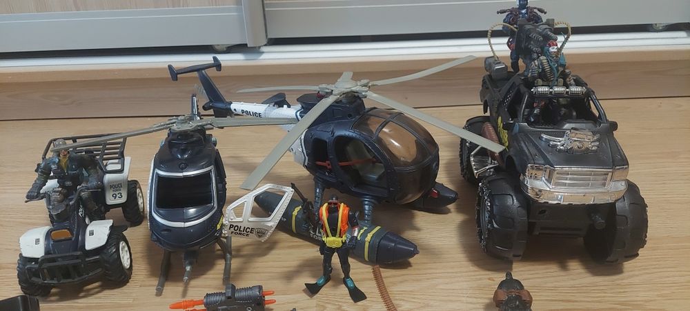 Ігровий набір фігурок та трансп-них засобів на тему поліції та спецназ