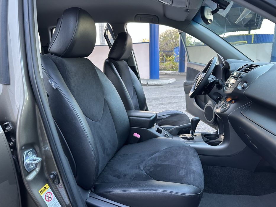 Продам Toyota RAV4 2011 год