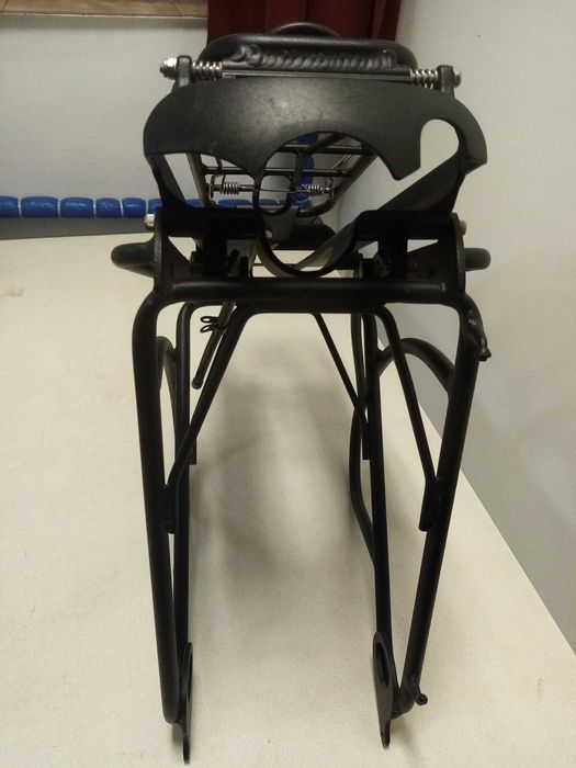 Bagażnik do roweru elektrycznego.