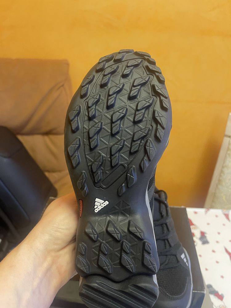 Продам кросівки Adidas нові, оригінальні