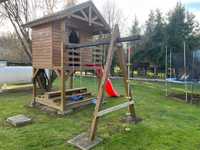 Duży domek ogrodowy dla dzieci z huśtawkami