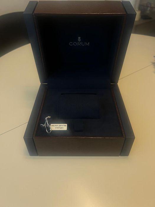 Коллекционная шкатулка от часов Corum (оригинал)