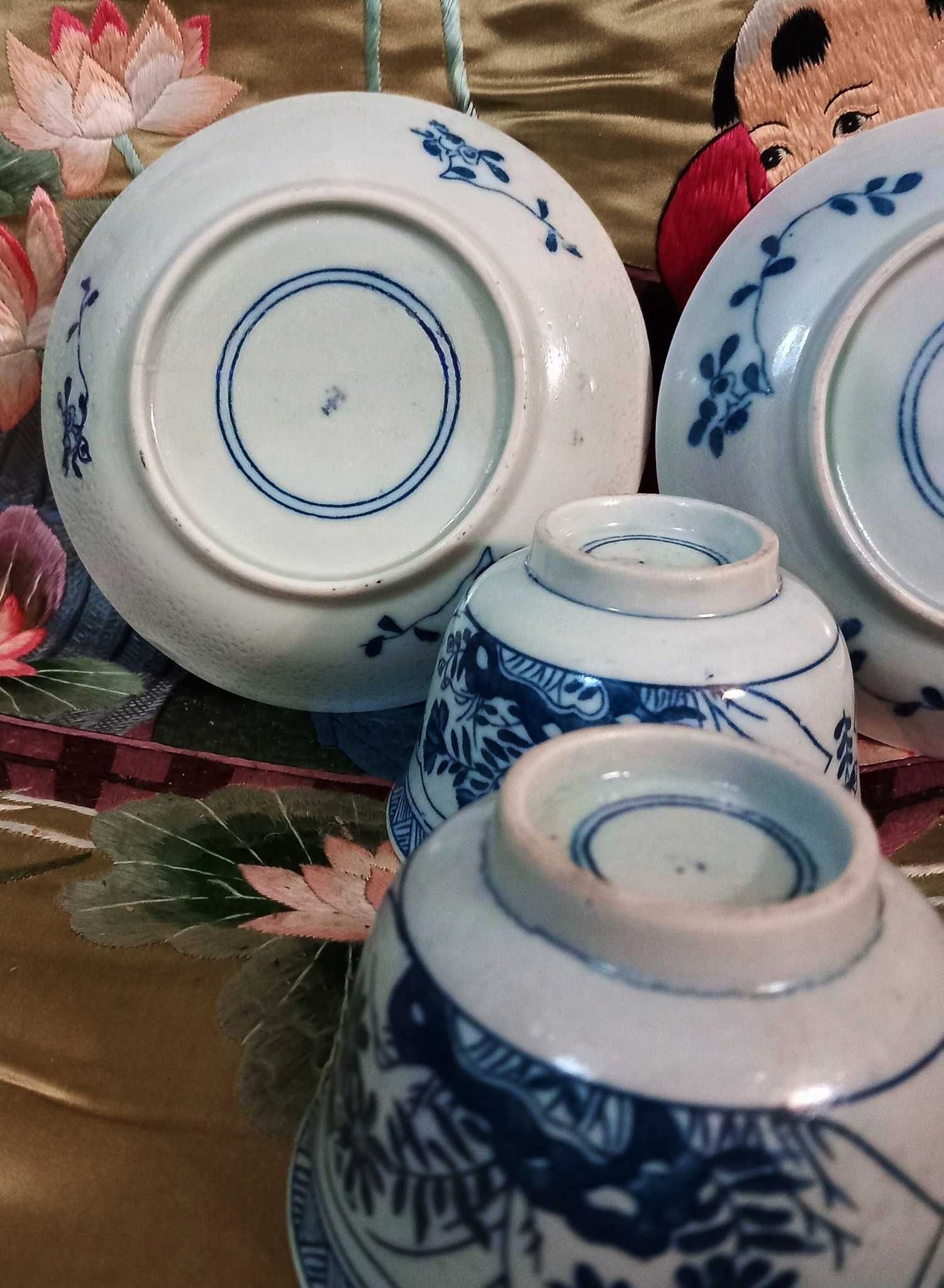 Par de xícaras e pires de porcelana asiática antiga,