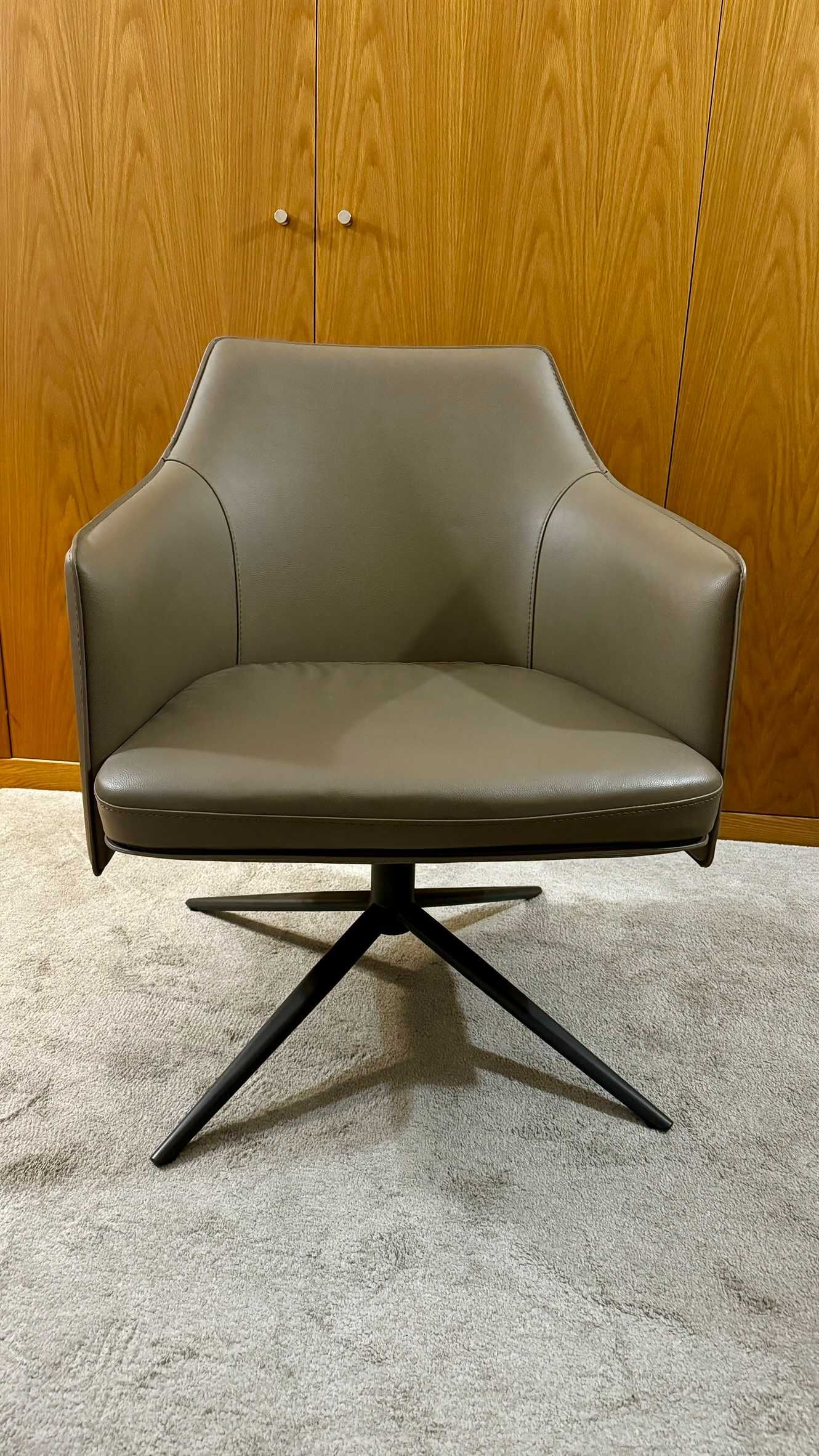 Cadeira da marca Angel Cerdá em leatherette beje
