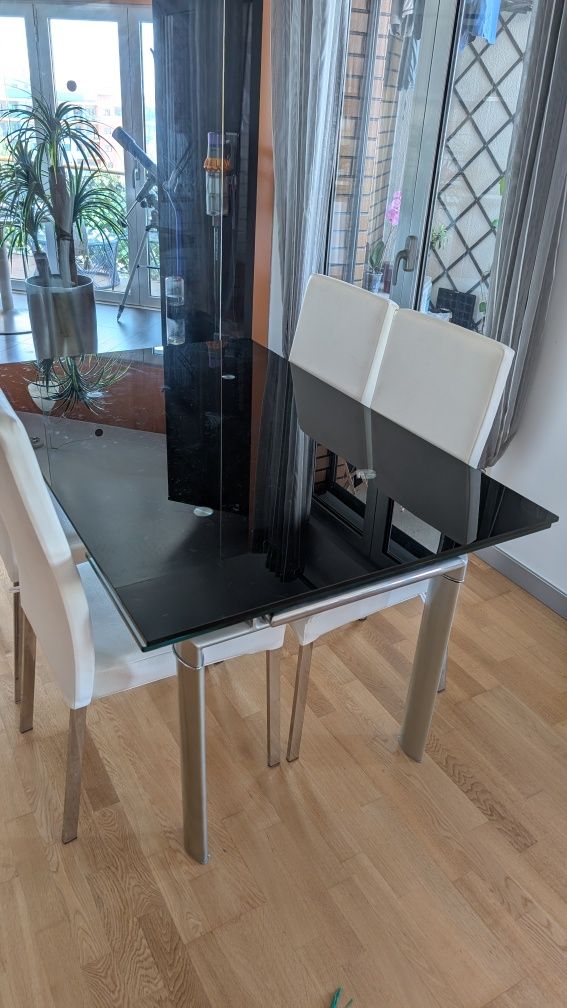 Mesa de vidro com cadeiras