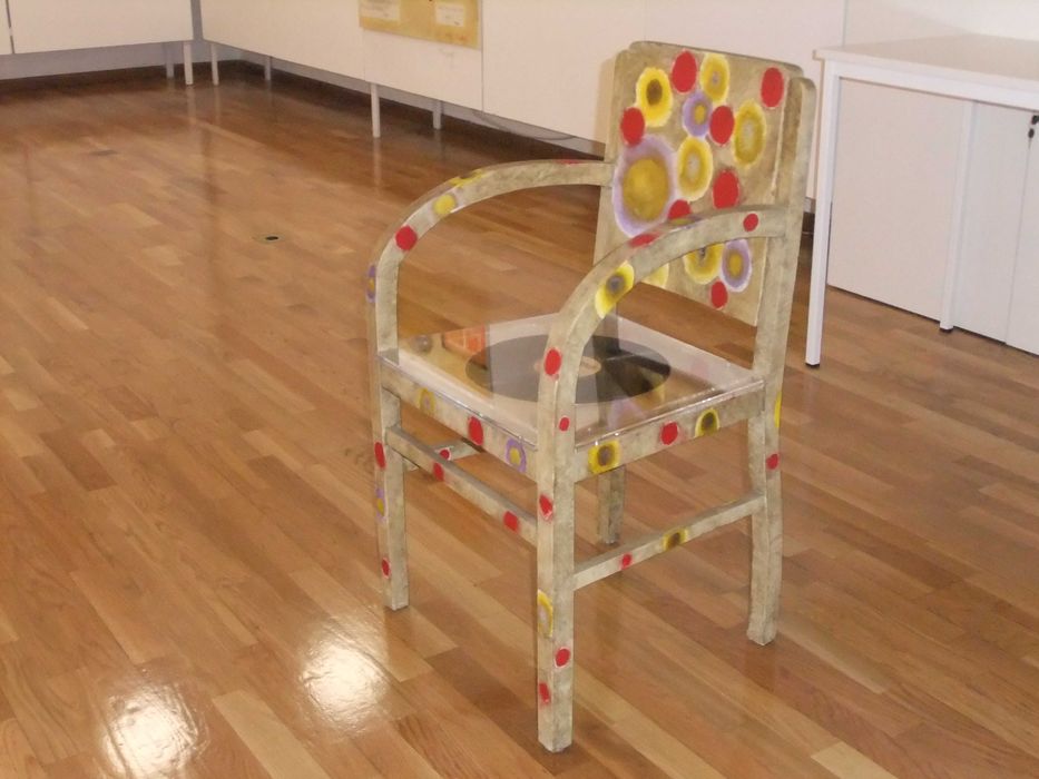 Cadeira em estilo arte Déco e estilo "Pop Art" (na decoração).