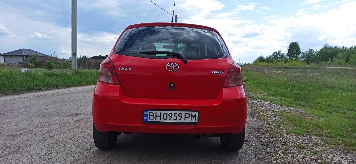 Продам тойота яріс на автоматі