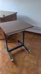 Mesa de apoio  com 2 rodas