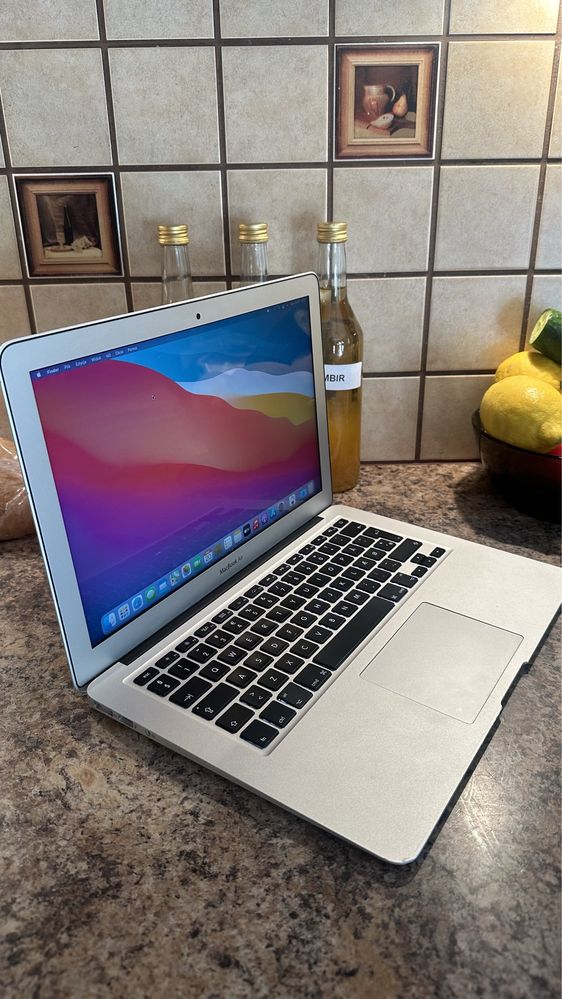 Laptop MacBook Apple - super stan