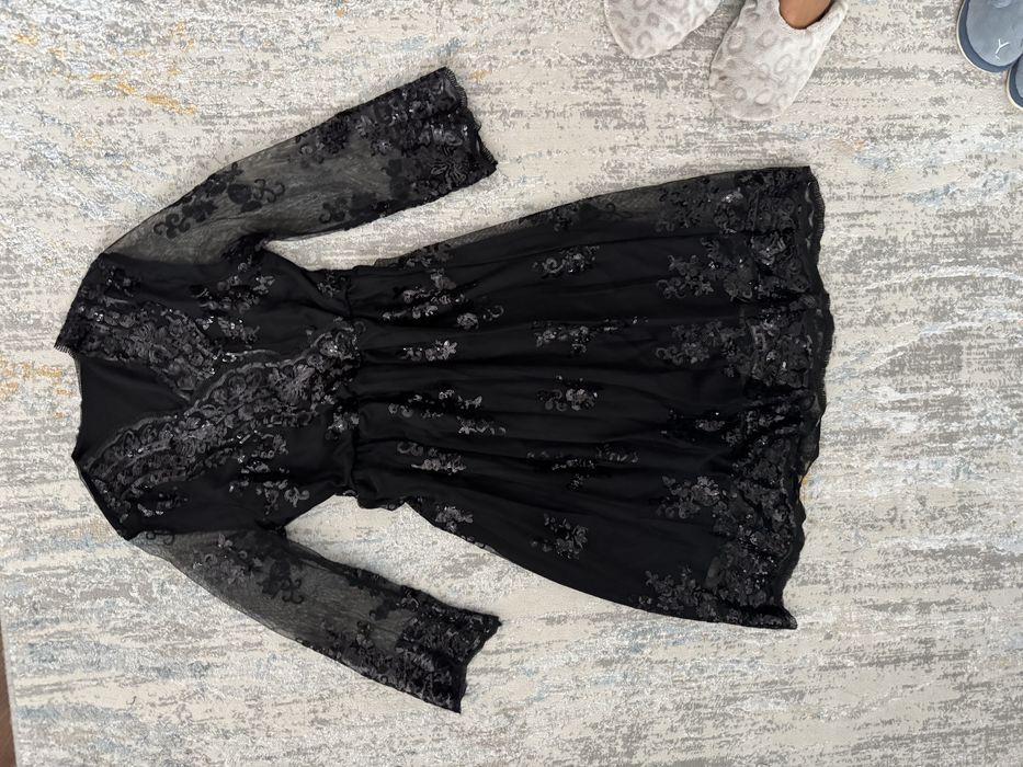 Плаття чорного кольору, оздоблене паєтками, розмір s-m