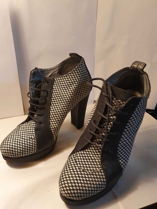 Botim PROOF, muito elegante, tamanho 36, quase novo (usado duas vezes)