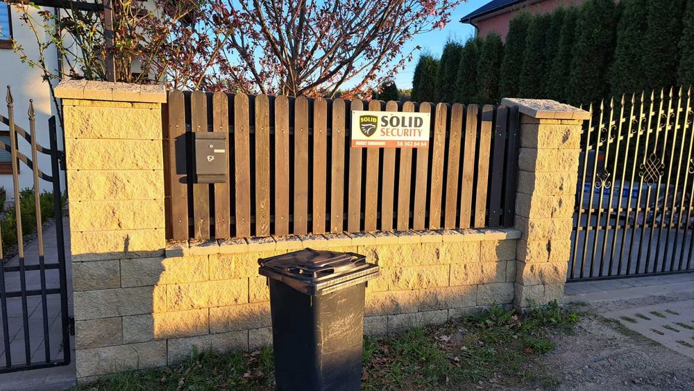Ogrodzenie drewniano-metalowe (21m) w dobrym stanie