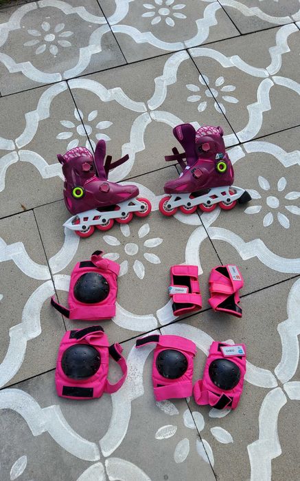 Rolki - regulowane rozmiar 30-32 i komplet ochraniaczy.