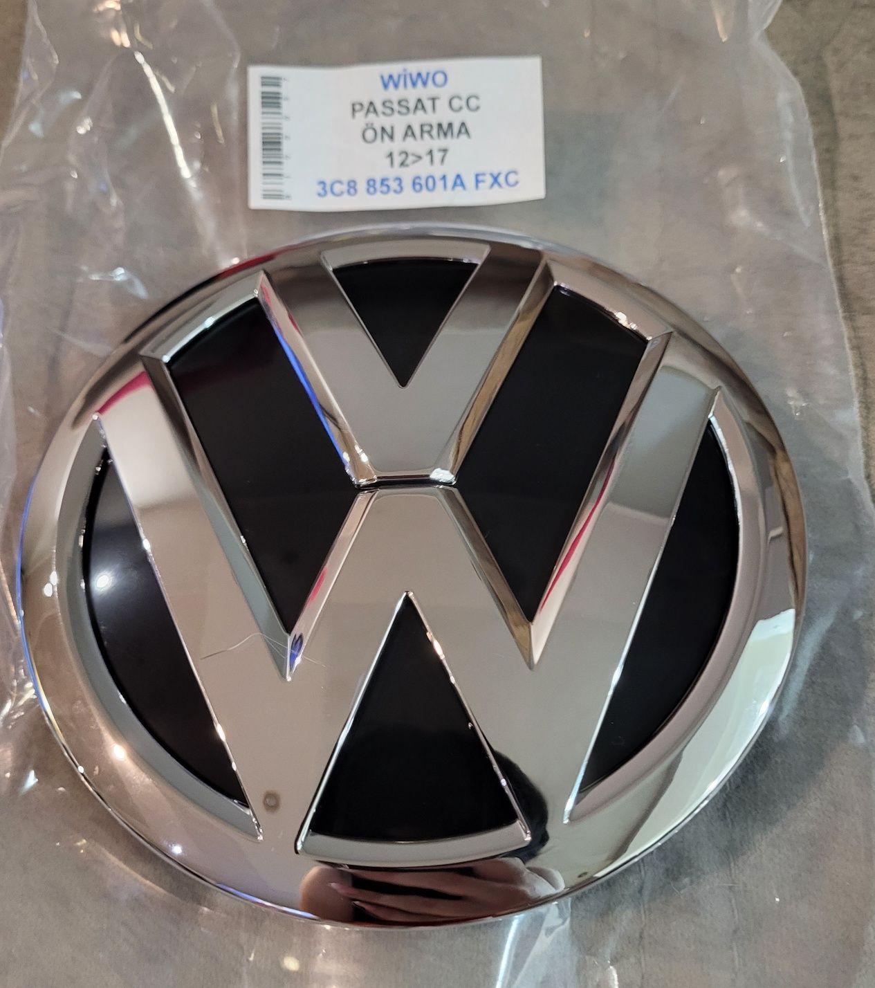 Эмблема значок на решетку радиатора Volkswagen PASSAT CC 12>17 передня