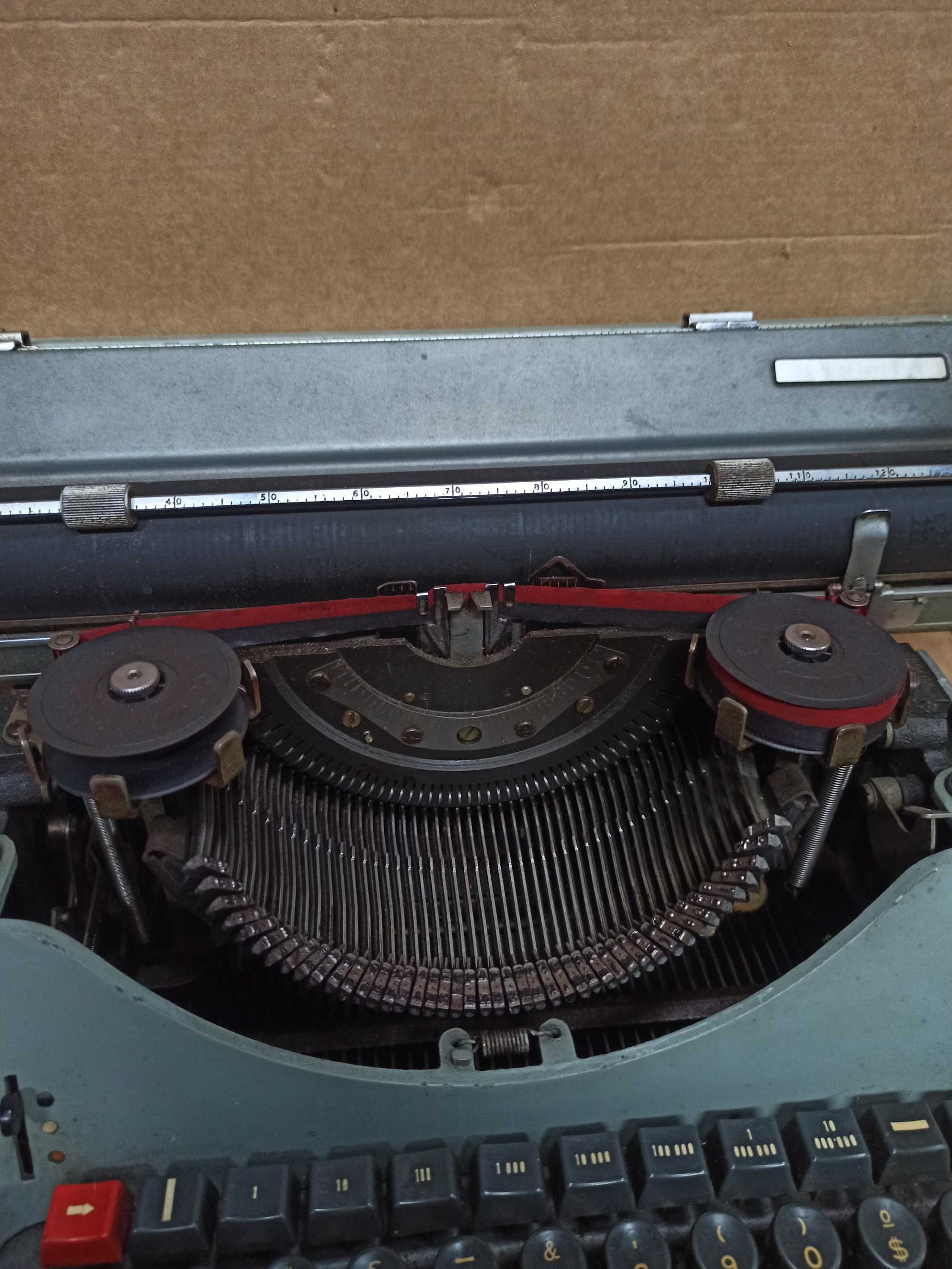Máquina de escrever Olivetti Lexikon 80