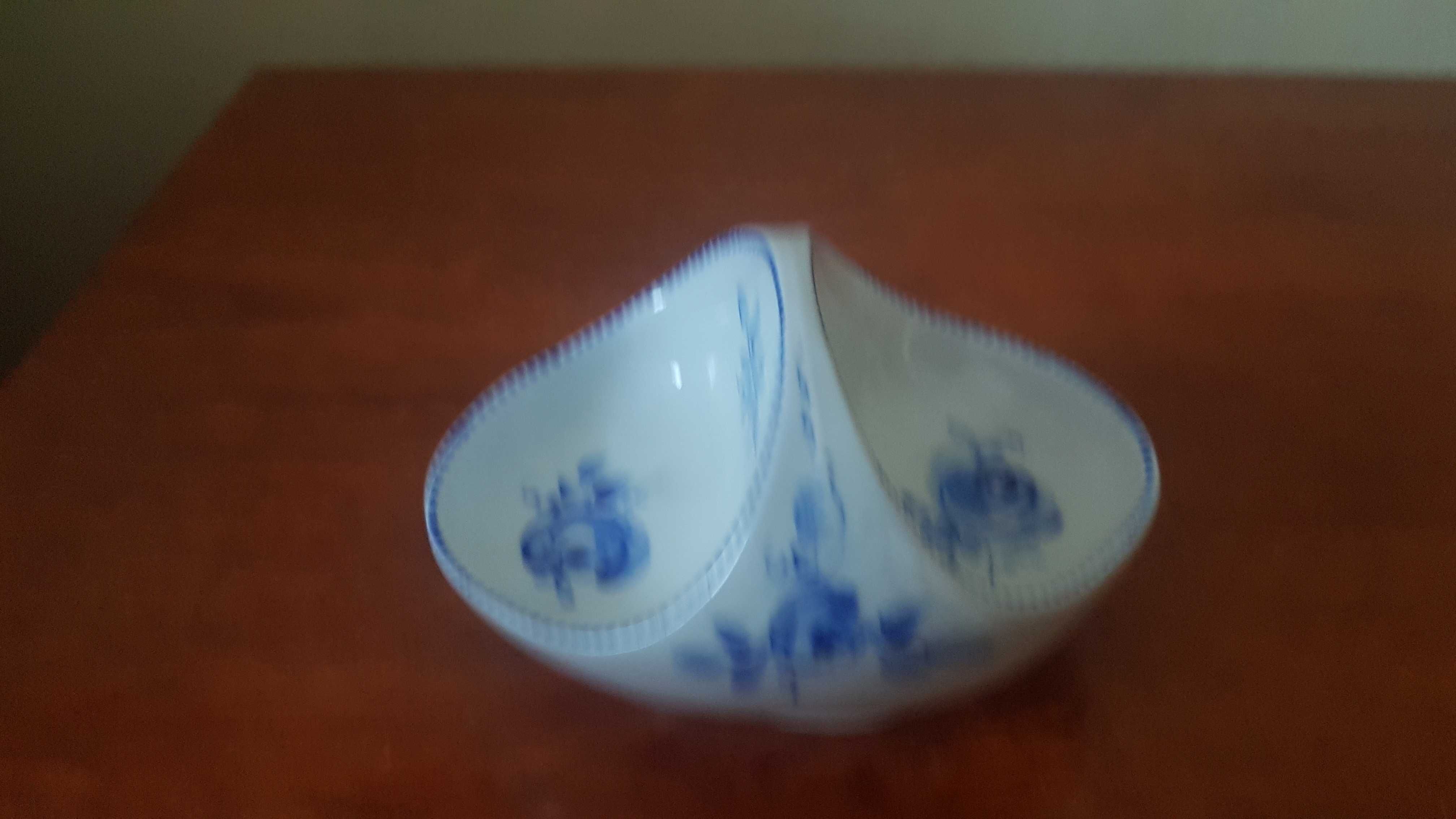 Solniczka porcelanowa biała z niebieskim motywem PRL