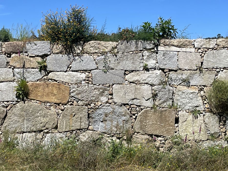 Muros em pedra e pré-fabricados