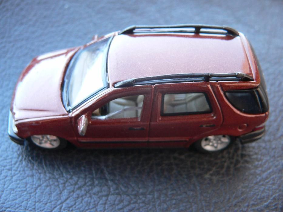 3 carrinhos em metal