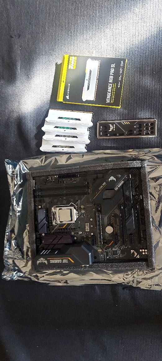 I7 9700k + Asus tuf pro gaming Z390, 1151 + 4X CORSAIR DDR4 16GB 3600M