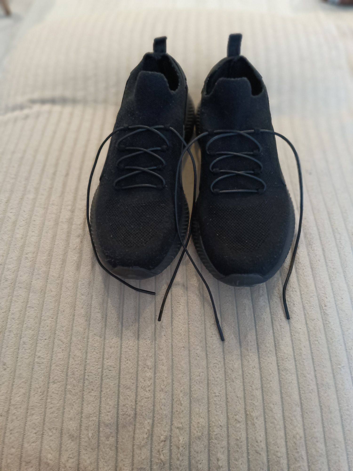 Buty sportowe marki Sprandi 
Buty sportowe
Wylecieliśmy rano. Słońce ś