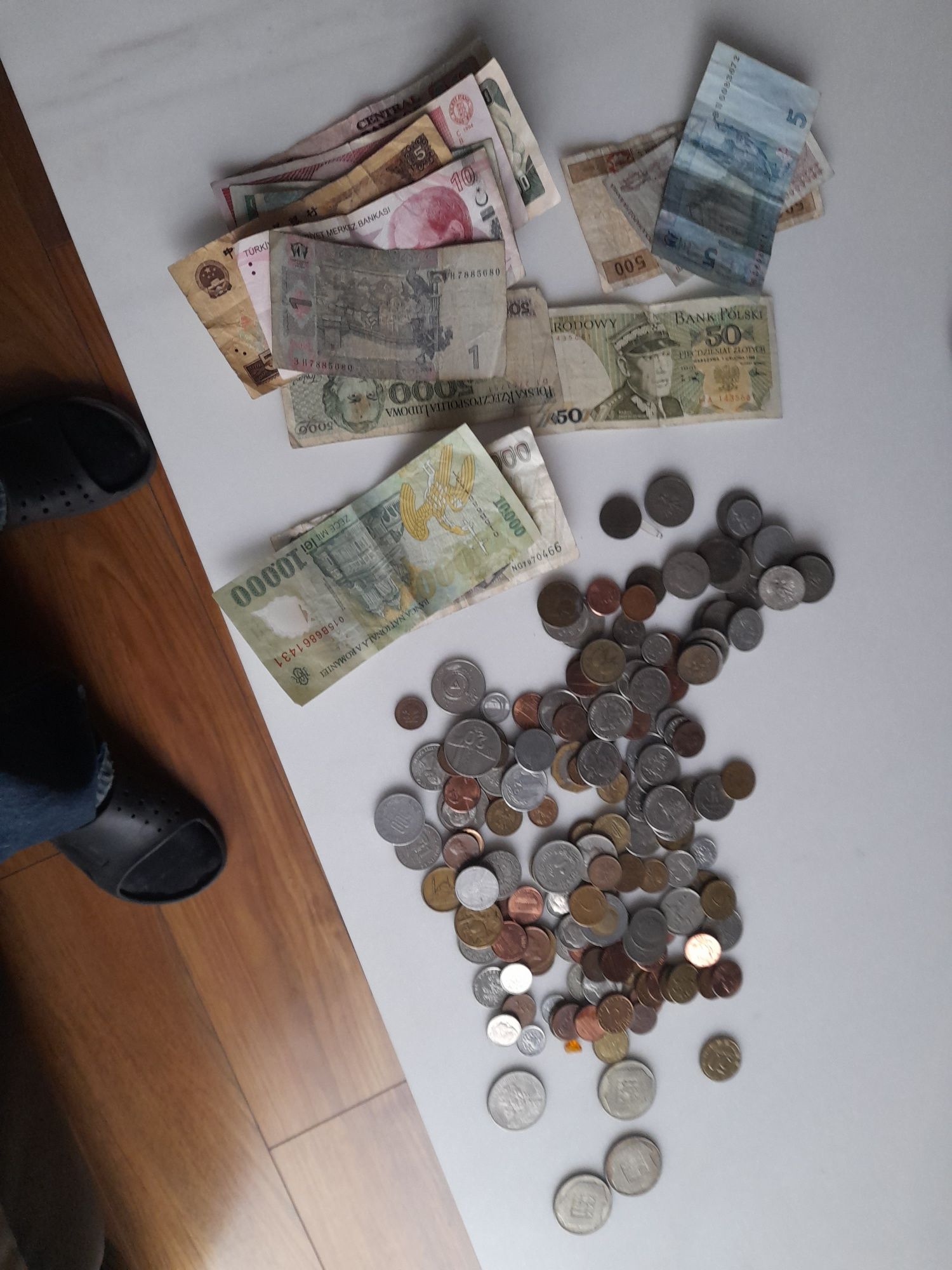 Monety banknoty cały świat