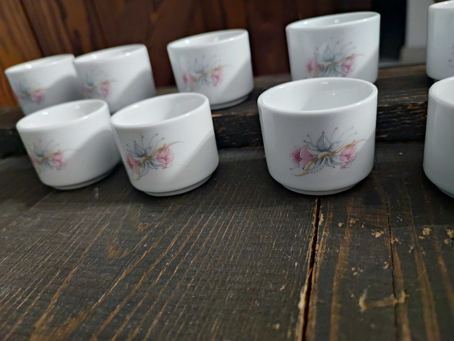 Stare porcelanowe kieliszki do jajek jajcarki