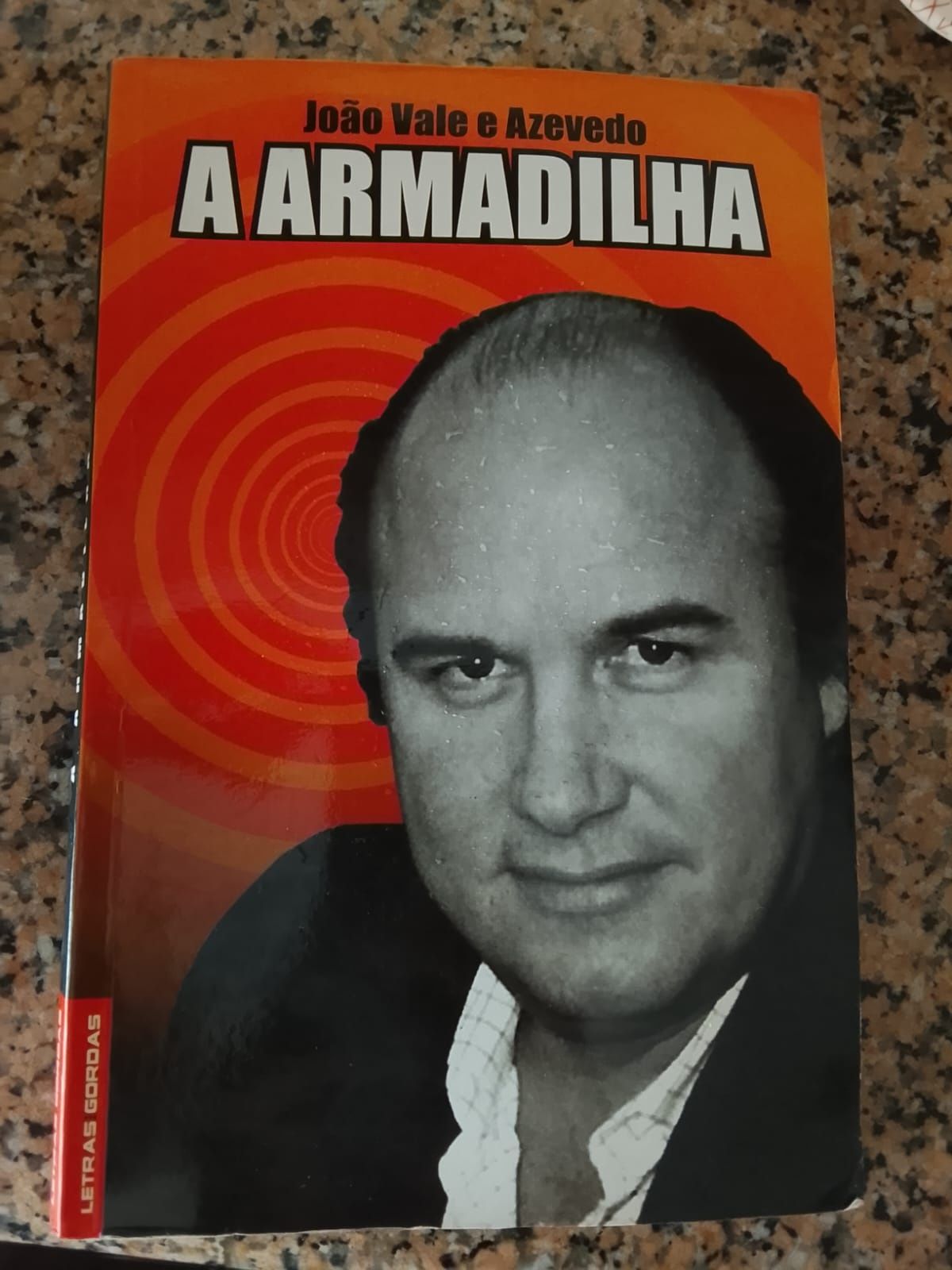 Livro sobre Vale e Azevedo