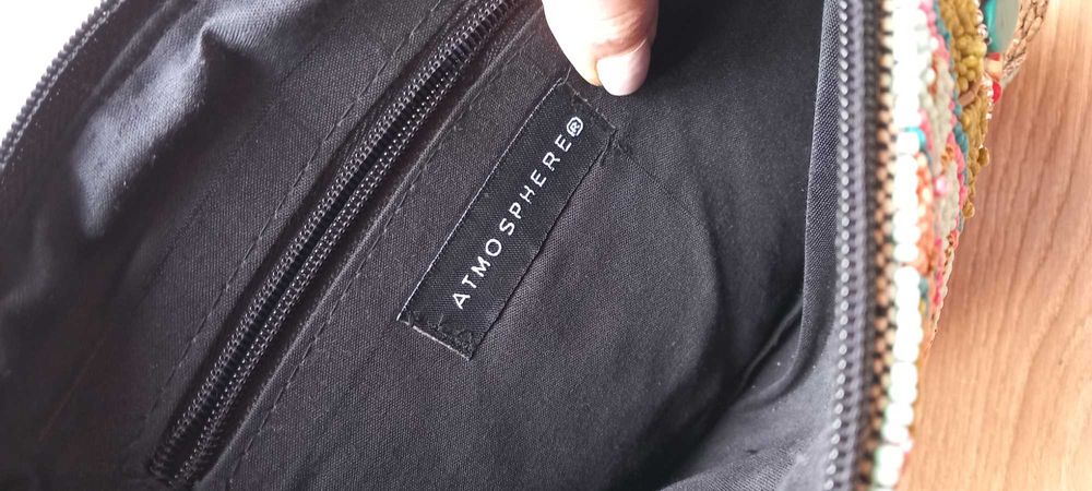 Clutch / bolsa missangas8 muito vistosa e prática. Marca Atmosphere.