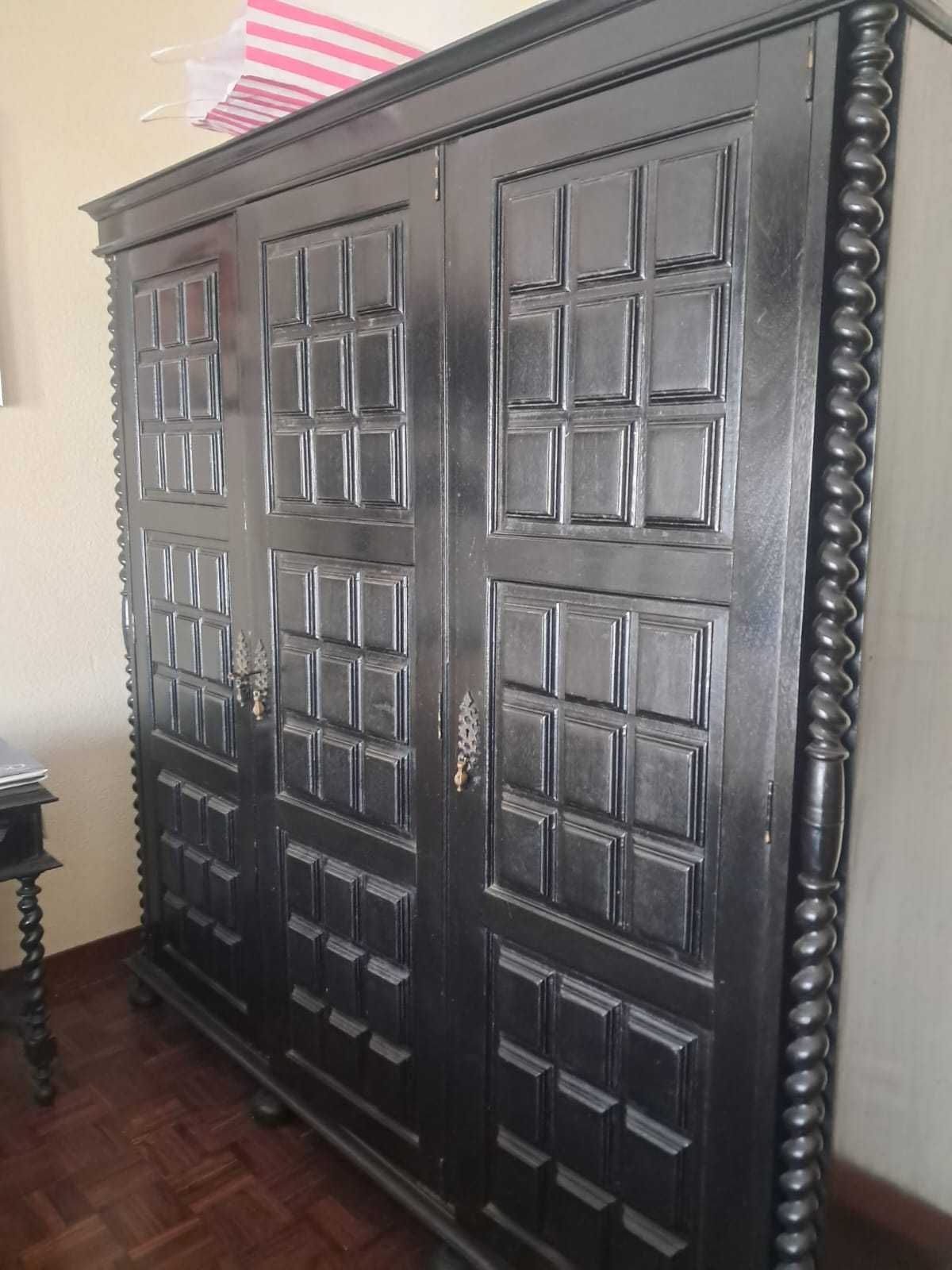 Mobília de quarto completa, em Mogno.