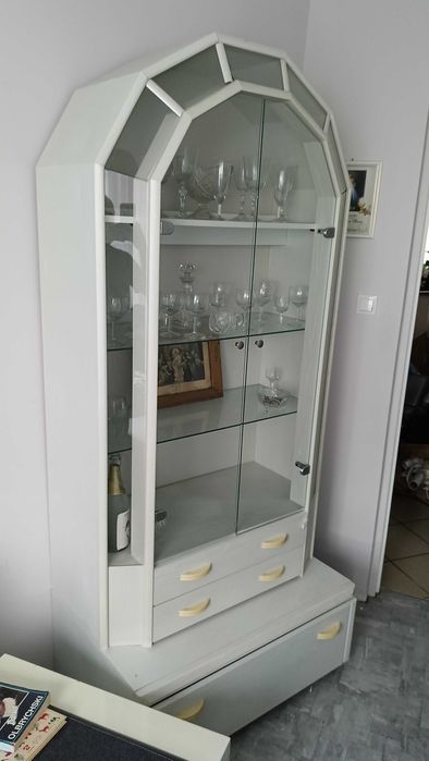 Meblościanka z witryną