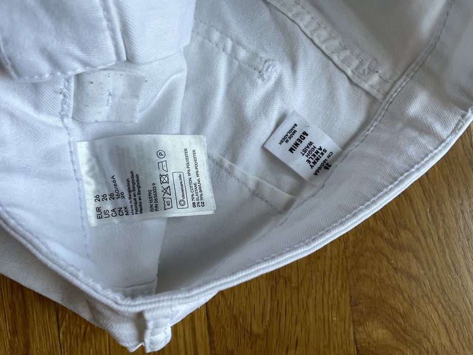 Białe spodnie jeansy skinny H&M