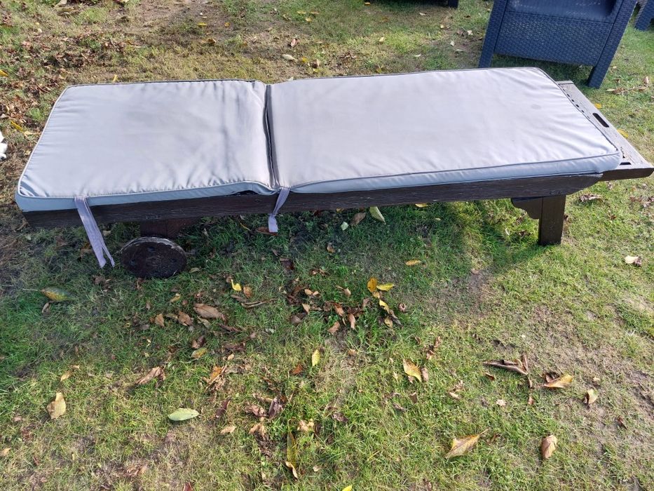 Leżak ogrodowy drewniany z kółkami