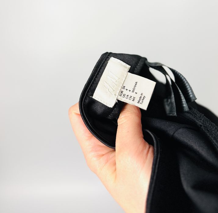 Czarne połyskujące spodnie slim XS 34 H&M