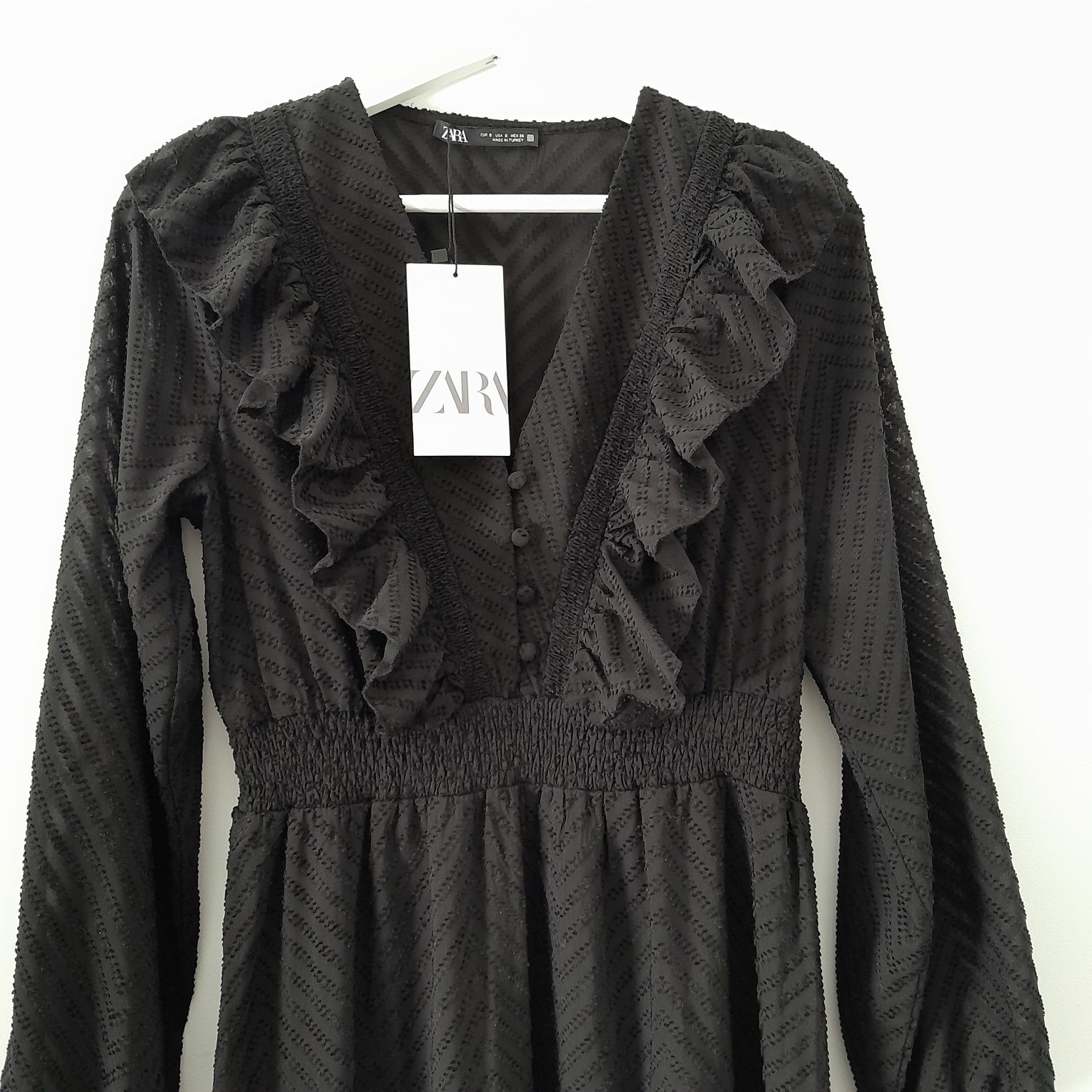 Zara, sukienka midi z falbaną z tkaniny plumeti, S