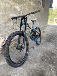 Giant glory 2017 (M) 27.5 DH (trek,demo8,ctm)