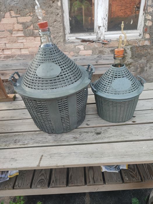 Butle do wina w koszach