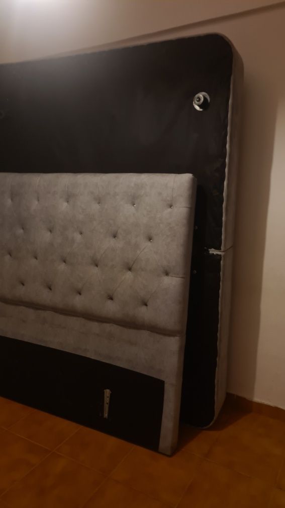 Cama de casal sem colchão.
