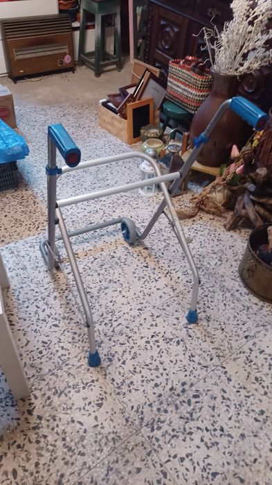 Andarilho abre e fecha com rodas