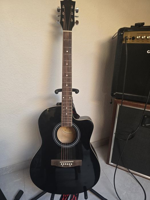 Gitara elektro akustyczna.