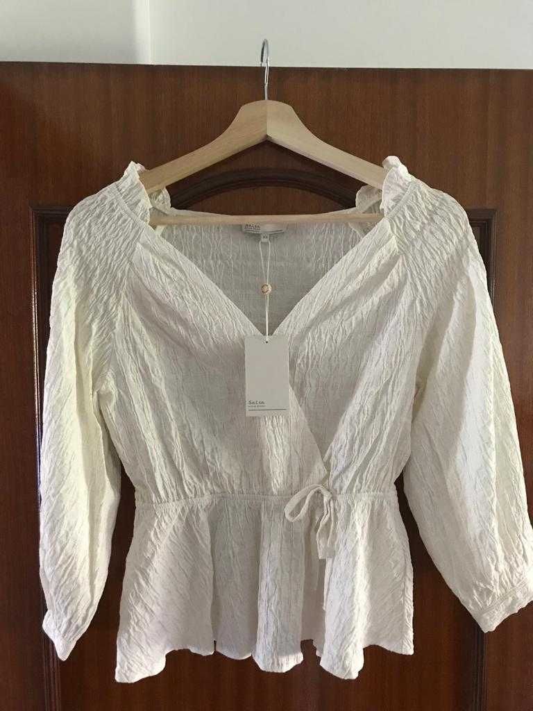 Blusa Branca com decote em V (Salsa)