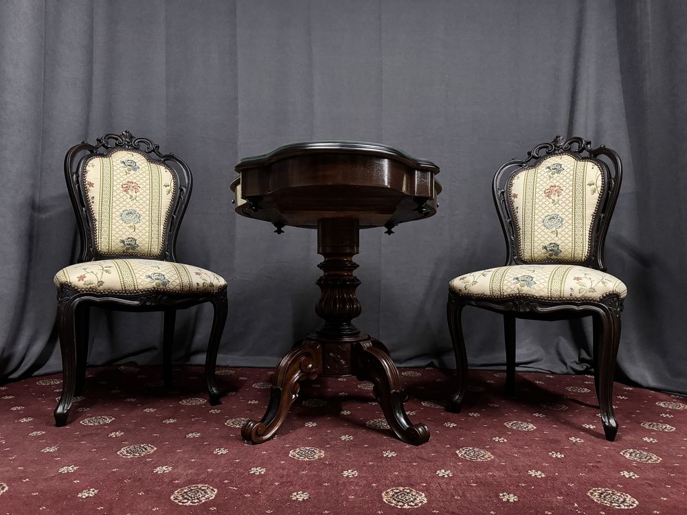 Вишуканий столик з двома стільцями