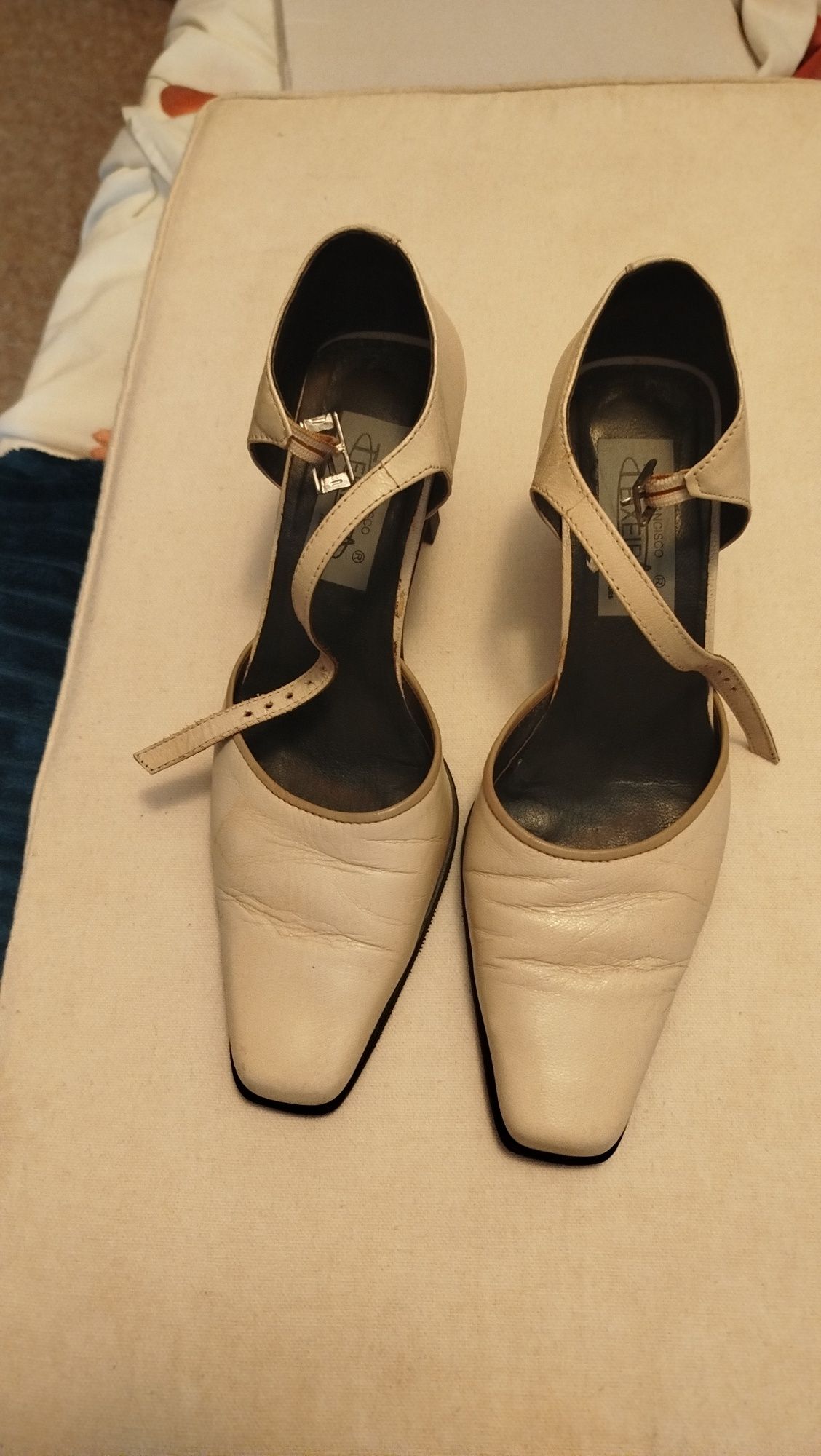 Sapatos de salto 38, em bom estado.