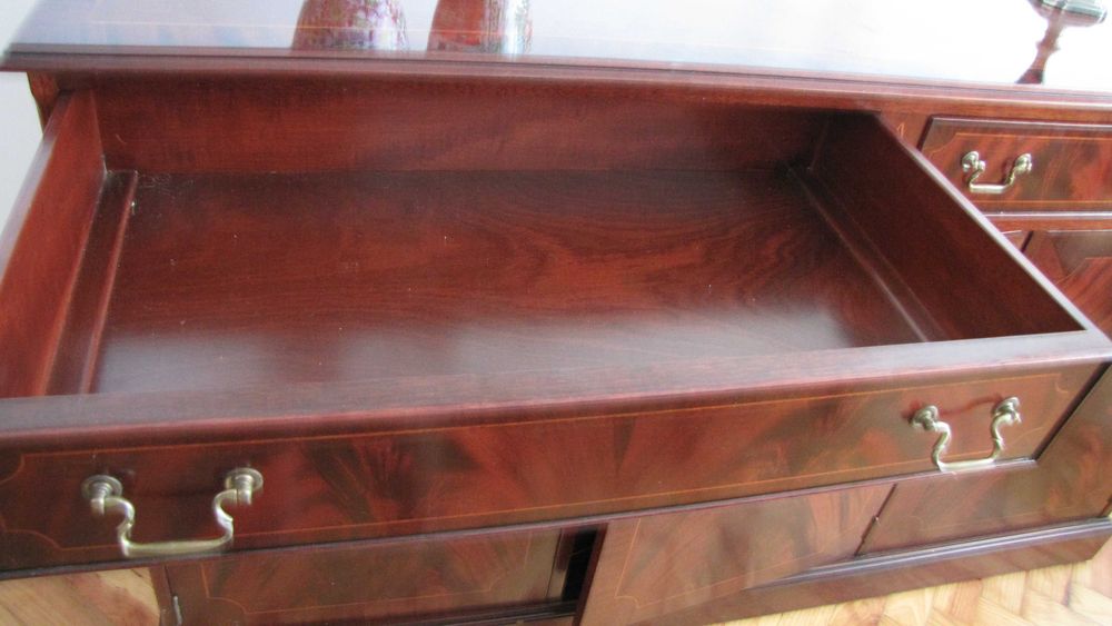 Aparador de estilo inglês estimado e a bom preço