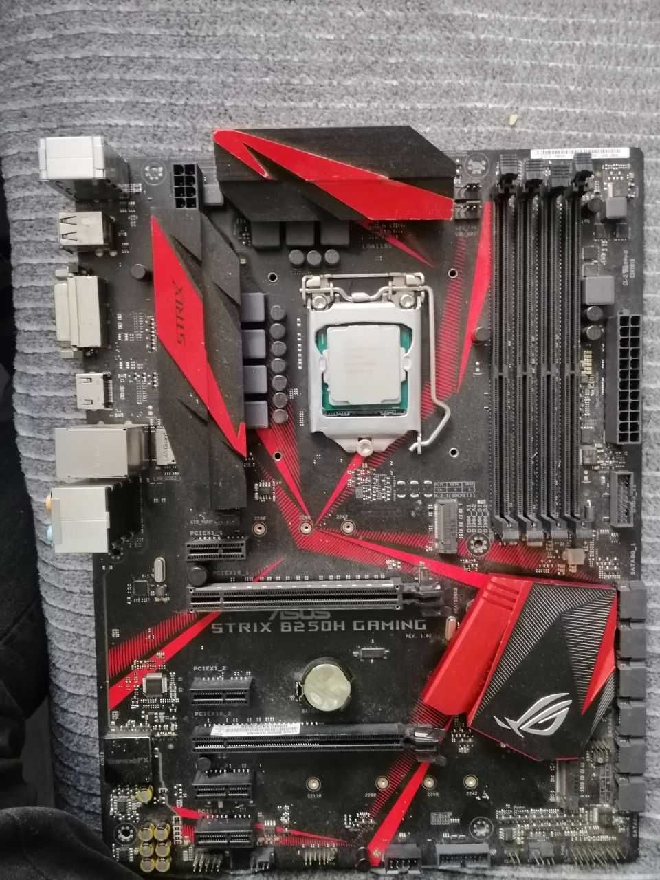 i7 7700k + Asus Rog Strix B-250h + DDR4 8GB