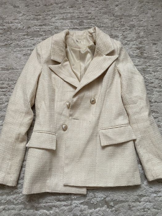 бежевий приталений піджак