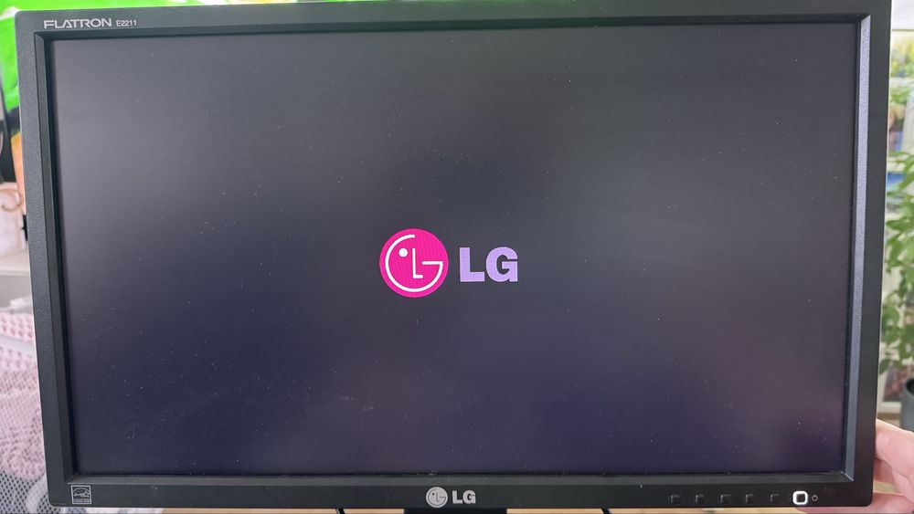 Monitor LG Flatron E2211